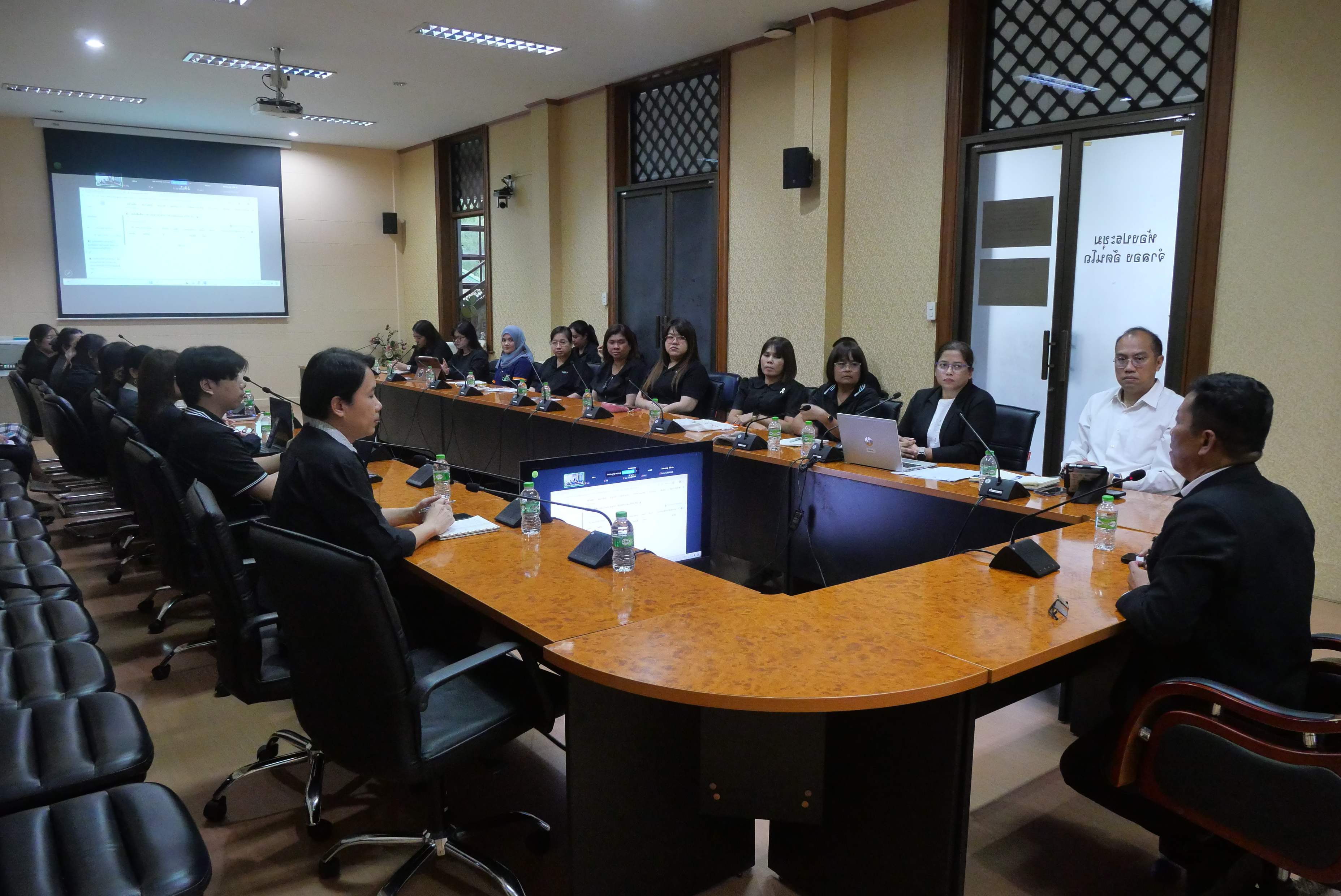 title - รองเลขาธิการ ส.ป.ก. ประชุมติดตามความก้าวหน้าการส่งเอกสารเบิกจ่ายผ่านระบบสารบรรณอิเล็กทรอนิกส์ (e-Office) ของสำนักบริหารกลาง 
